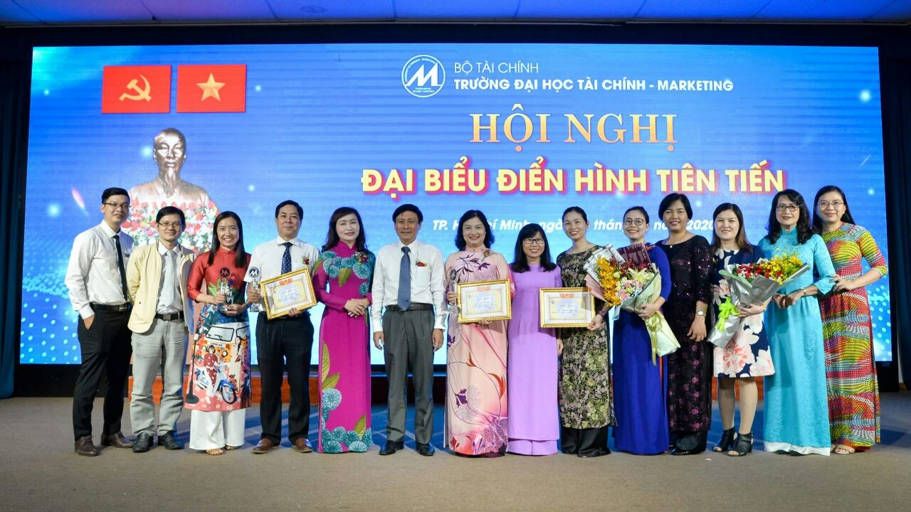 Tập thể GV khoa Tài chính - Ngân hàng vinh dự nhận giấy khen điển hình tiên riến cấp trường giai đoạn 2015-2019